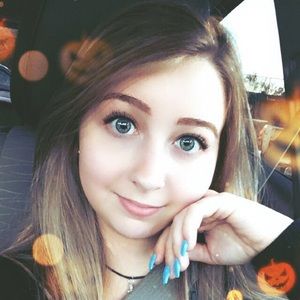 Meet your Posher, Caitlin